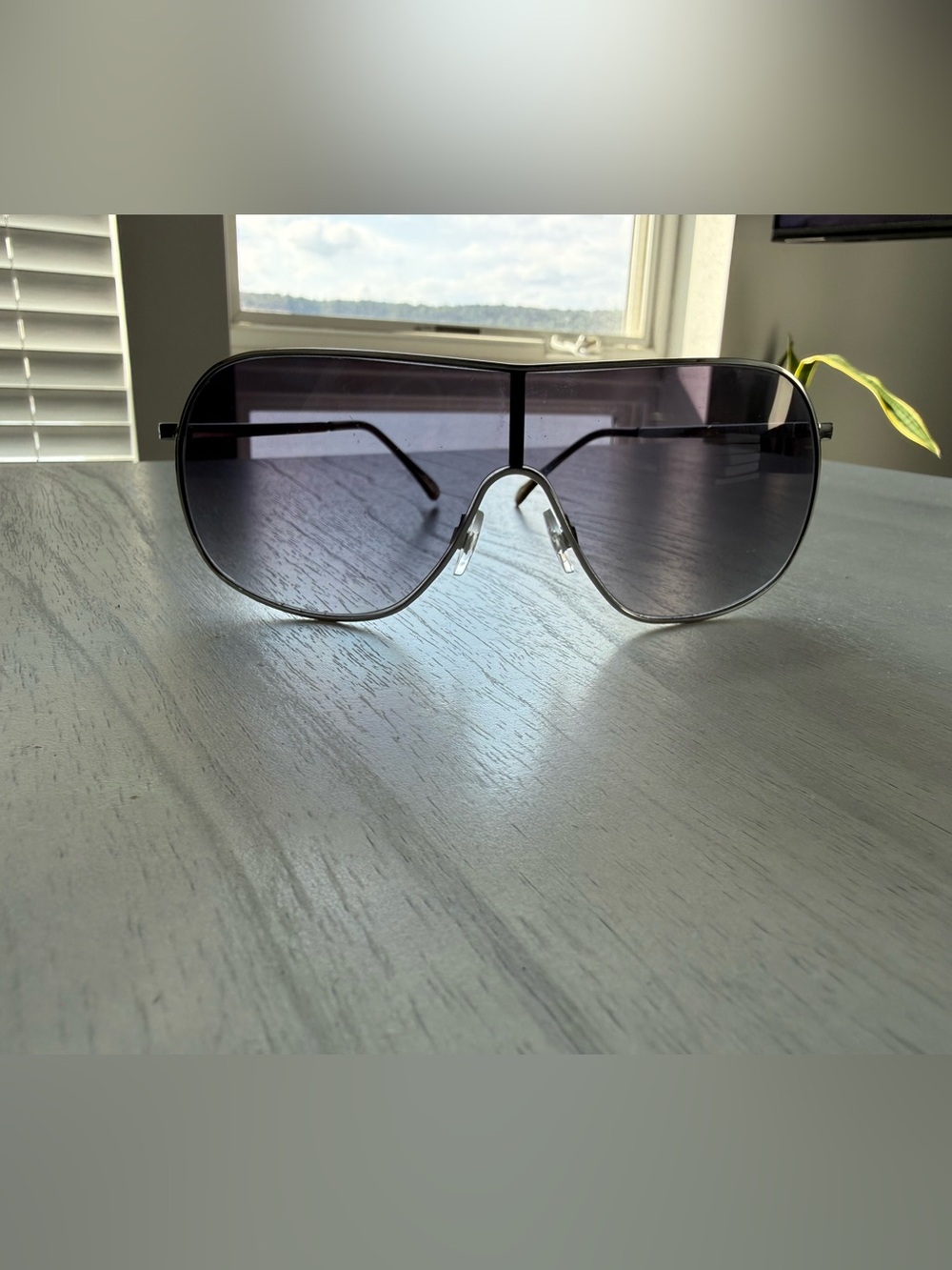 Stylish Women's Oversized Shield Sunglasses - Smoke Lenses